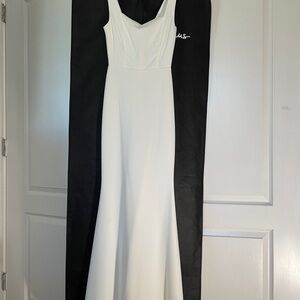 Lulu's White Sweetheart Sleeveless Gown